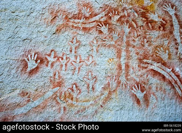 Aboriginal rock art, stencil art, approx. 2000 years old, showing depictions of hands, boomerangs, rock wallaby bones and emu feet, Art Gallery, Carnarvon Gorge