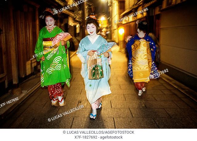 Geisha and 'maikos' geisha apprentice In Geisha's distric of Gion Kyoto  Kansai, Japan