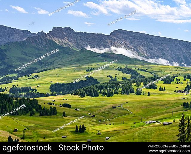 19 July 2023, Italy, Wolkenstein: View over the Alpe di Siusi in South Tyrol in the Dolomites. Photo: Patrick Pleul/dpa. - Wolkenstein/Bolzano/Italy
