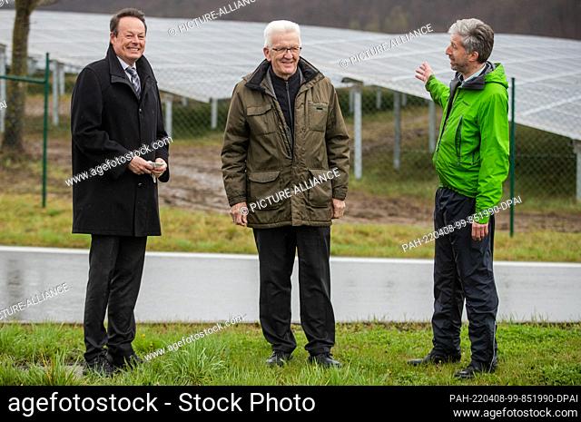 08 April 2022, Baden-Wuerttemberg, Tübingen: Klaus Tappeser (l, CDU), President of the Government District of Tübingen, looks at the ""Lustnauer Ohren"" solar...