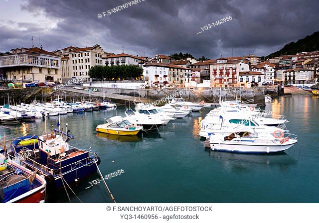 Port of Mundaka in Urdaibai, Vizcaya, Basque Country, Spain