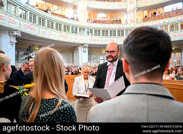 11 July 2022, Saxony, Dresden: Christian Piwarz (CDU), Saxony's Minister of Education, honors the best secondary school graduates in the Frauenkirche