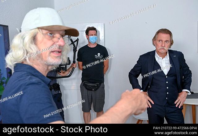 15 July 2021, Berlin: Cult lawyer Ingo Lenßen (r) and director Axel Hannemann (l) on set during filming of the Sat.1 series ""Lenßen übernimmt"" in an apartment
