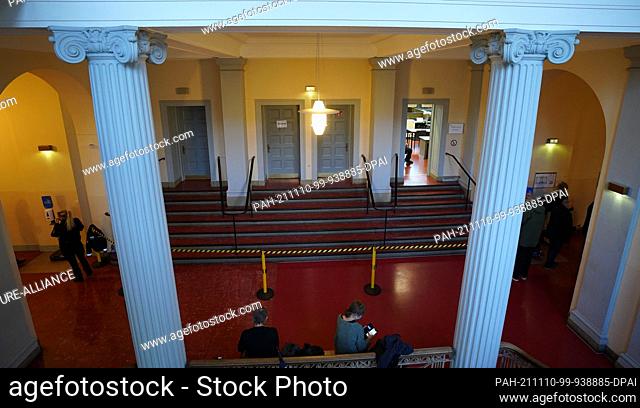 10 November 2021, Hamburg: Media representatives stand in front of courtroom 337 in the Criminal Justice Building. In the ticket affair surrounding the Rolling...