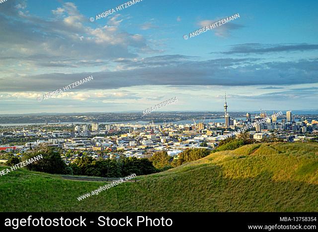 View of Aukland from Mount Eden viewing point, viewpoint in Auckland, Auckland Privince, North Island, New Zealand