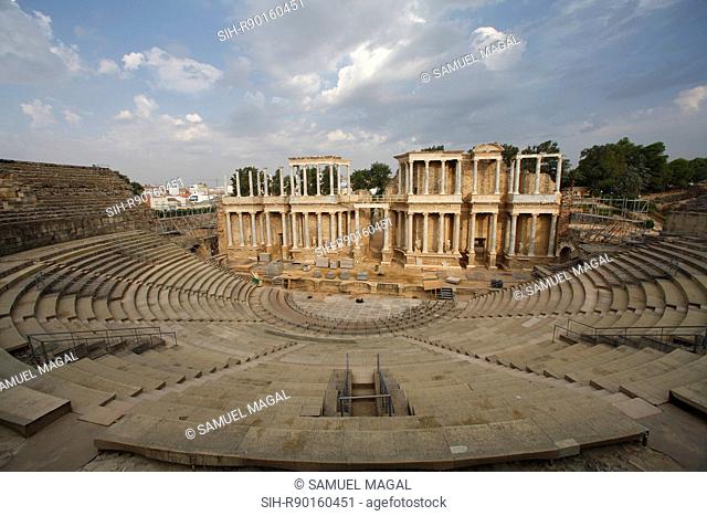 The theater dates back to 16 or 15 BC. The consul Marcus Agrippa promoted its construction. It was rebuilt in 105 AD, during the reign of Trajan