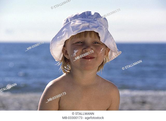 Beach, child, girls, sunhat, face, sun cream, portrait, vacation, vacation, leisure time, toddler, red-haired, headgear, sun protection, skin protection, cream
