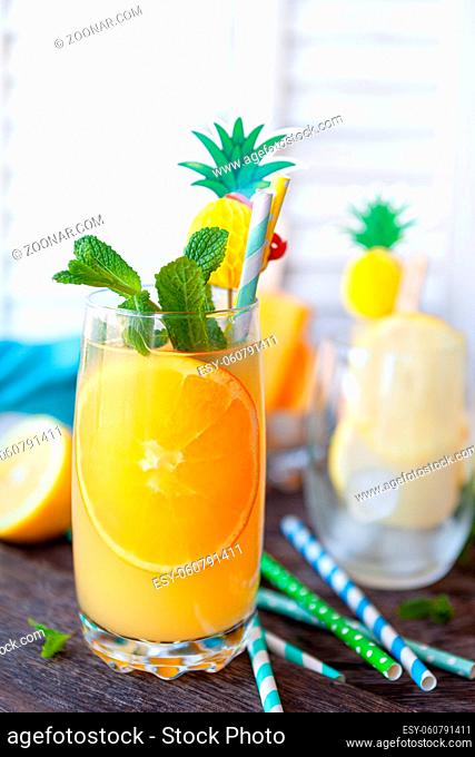 Frischer Cocktail mit Orange und Minze