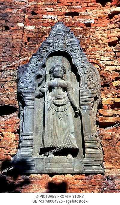 Cambodia: Devata, Lolei temple, Roluos Complex, Angkor