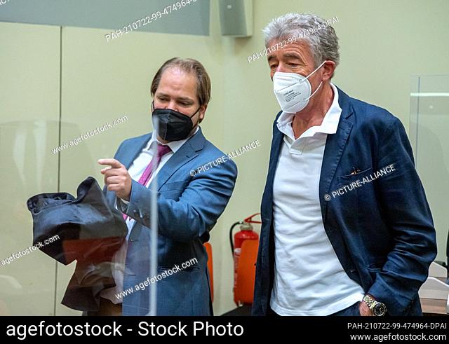 22 July 2021, Bavaria, Munich: Thomas Pekny (r), head of the Komödie im Bayerischen Hof, stands with his lawyer Florian Zenger (l) in the courtroom of Munich...