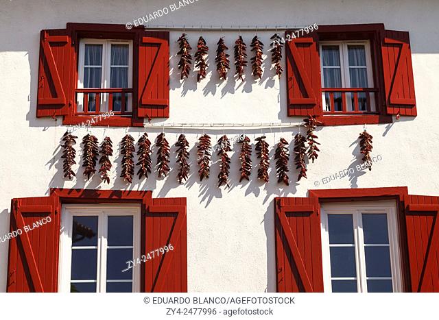 Peppers in houses, Espelette, Pyrenees, Aquitaine, France, Europa