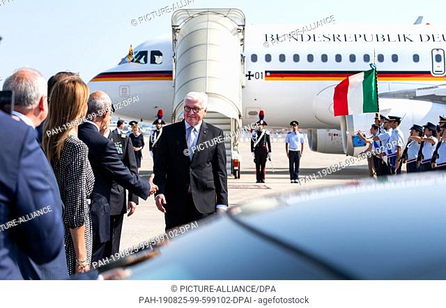 25 August 2019, Italy, Pisa: Federal President Frank-Walter Steinmeier and his wife Elke Büdenbender are boarding an aircraft of the Bundeswehr Air Mission Wing...