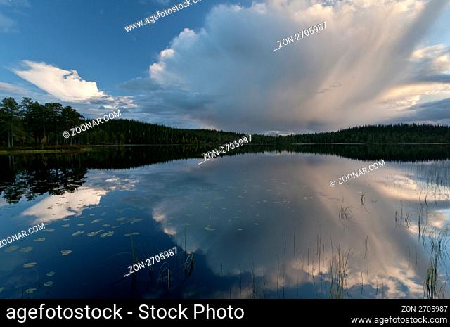 abendliche Wolkenstimmung an einem Waldsee, Hedmark Fylke, Norwegen; September 2010