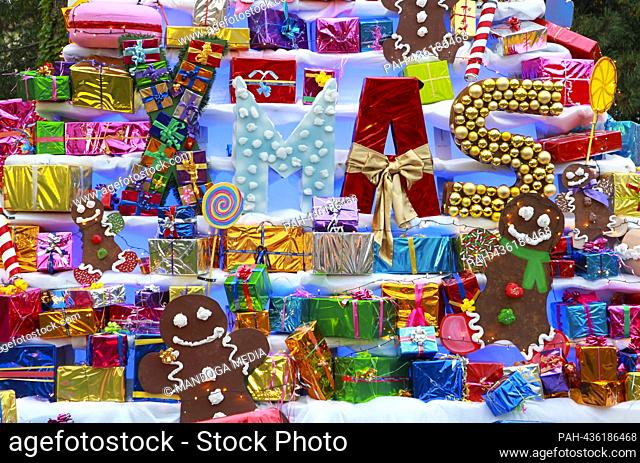 Rust, Germany - November 24, 2023: Europa-Park Winter Press Conference with a Christmas Tree of Parcel Presents. Geschenk, Geschenke, Parcel, Parcels, Cadeaux