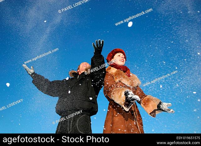 winter couple throw snow 2
