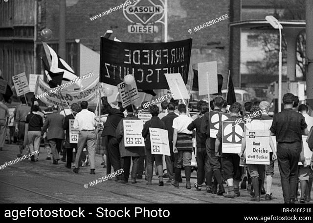 The 1962 Easter march, here the Easter march Ruhr 62 on 21. 4. 1962, was the 1st Easter march with a larger participation of the inhabitants of the Ruhr area