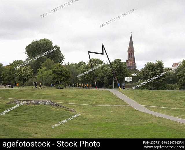 31 July 2023, Berlin: Only a few people are out and about in Görlitzer Park. The green space in Kreuzberg is always a source of discussion