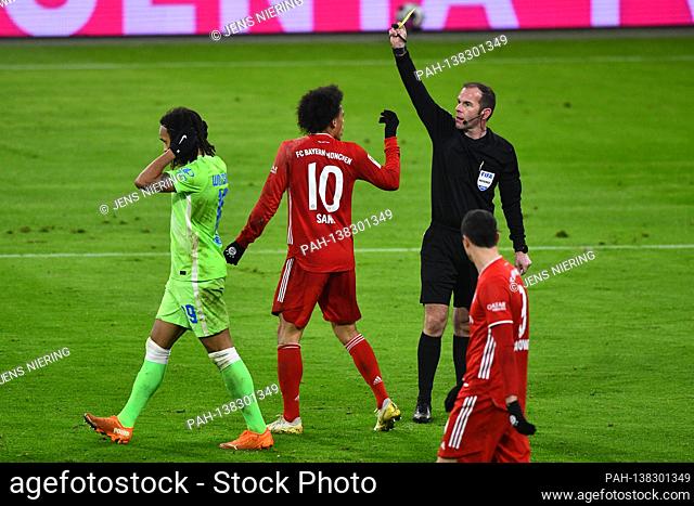 referee Marco FRITZ shows Leroy SANE (FC Bayern Munich) the yellow card, Soccer 1st Bundesliga season 2020/2021, 12 matchday, matchday12
