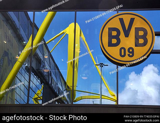 06 August 2021, North Rhine-Westphalia, Dortmund: Signal Iduna Park, Borussia Dortmund's stadium, is reflected in the façade of the adjacent Fanwelt