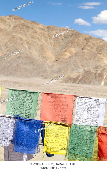 Tibetische Gebetsfahnen vor Bergkulisse