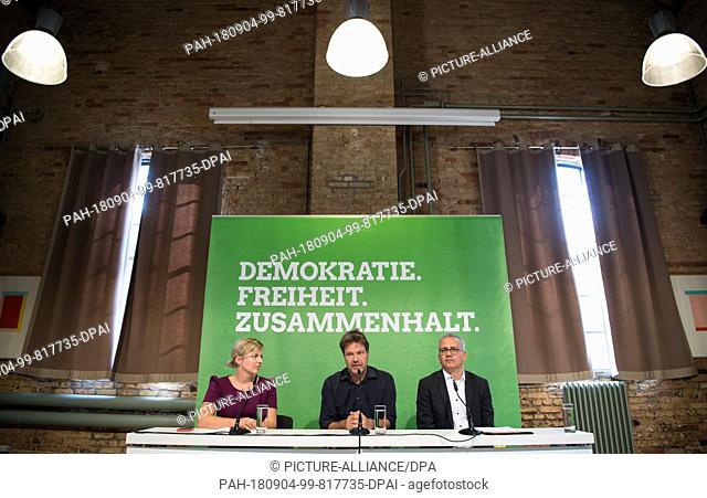04.09.2018, Berlin: Robert Habeck (M), Federal Chairman of the Alliance 90/The Greens Party, speaks at a press conference together with the top candidates of...