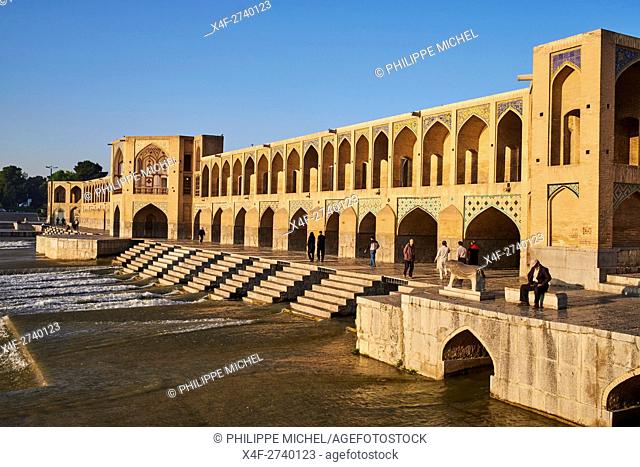 Iran, Isfahan, Khaju bridge on the river Zayandeh