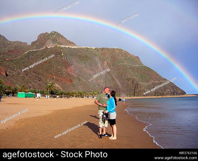 Paar am Playa de las Teresitas, San Andres, Teneriffa, Spanien