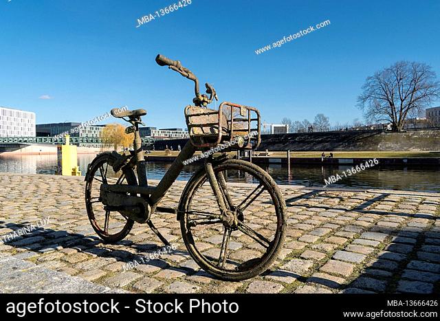 Berlin, Tiergarten, riverside promenade, corpse of bicycles recovered from the Spree, environmental problem rental bike