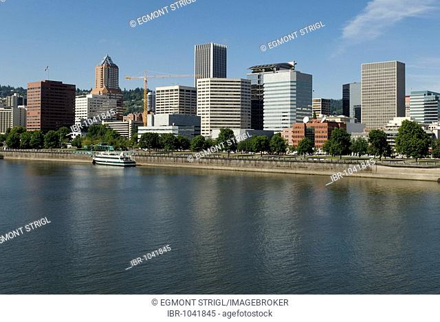 Willamette River and downtown, city centre of Portland, Oregon, USA
