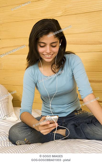 Young girl listening to her mp3 player