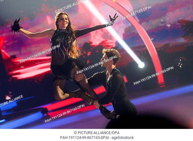 22 November 2019, North Rhine-Westphalia, Cologne: Klaudia with K, model, and Sevan Lerche, ice dancer, are on the ice in the live show of the SAT
