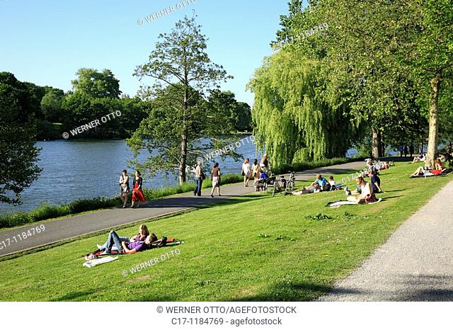 Germany, Muenster, Westphalia, Muensterland, North Rhine-Westphalia, freetime, leisure time, sunbathing, people sitting on the lakeshore, Aa Lake