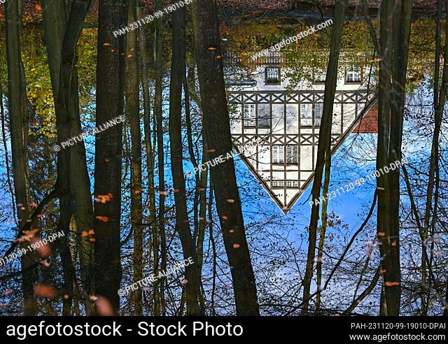19 November 2023, Brandenburg, Siehdichum: A house gable of the Siehdichum forestry is reflected in the Schlaube river in the Schlaubetal Nature Park