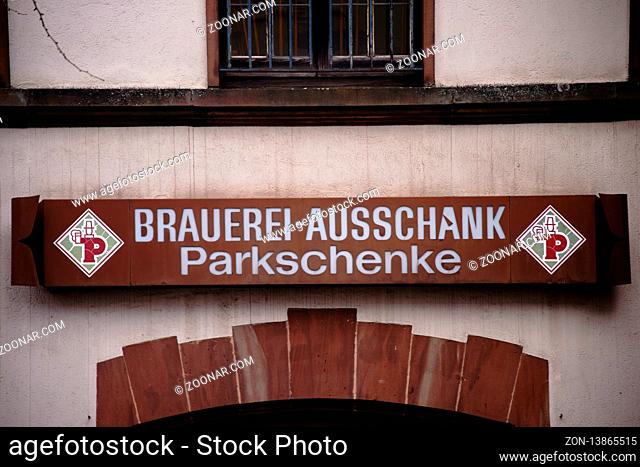 Pirmasens, Deutschland - März 26, 2019: Die Vintagefassade mit einem alten Schild und Logo des Bauerei Ausschanks der Parkbrauerei Parkschenke am 26