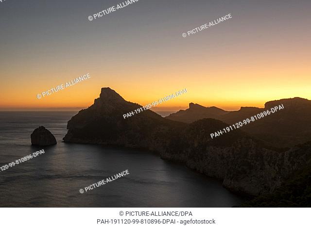 09 October 2019, Spain, Cap De Formentor: Sunrise at Cap de Formentor on Mallorca. One has a particularly good view to the peninsula Formentor from the view...