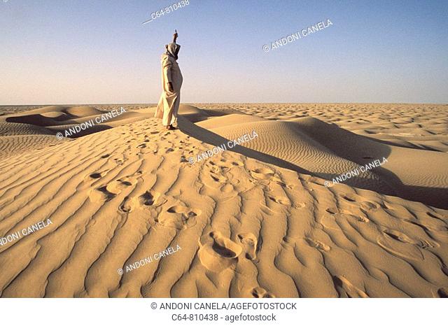 Searching for a mobile connection in Rub' al Khali ('Empty Quarter' in English) great sand desert, Oman, Arabian Peninsula