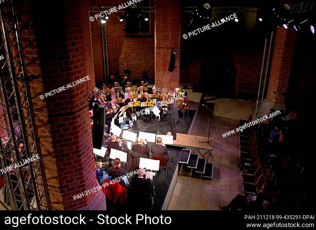 18 December 2021, Saxony-Anhalt, Dessau-Roßlau: Brass players play in the Marienkirche in Dessau. Around 50 musicians from the trombone choirs of Saxony-Anhalt...