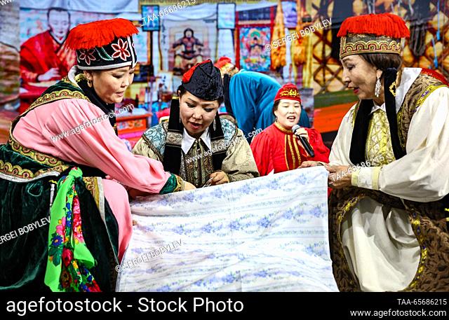 RUSSIA, MOSCOW - 12 de diciembre de 2023: Los artistas recrean los ritos tradicionales de la boda en el Día de la República de Kalmykia como parte de la...