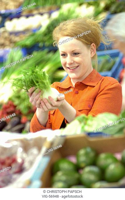 Customer holding a fennel at a vegetable stand of a supermarket. - BONN, GERMANY, 22/04/2004