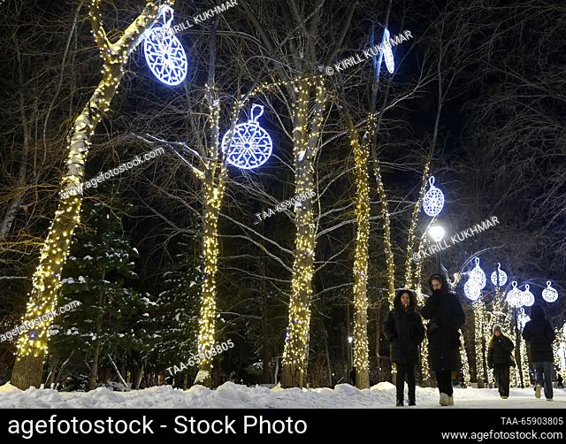 RUSSIA, NOVOSIBIRSK - DECEMBER 19, 2023: People walk in the Pervomaisky public garden. Kirill Kukhmar/TASS
