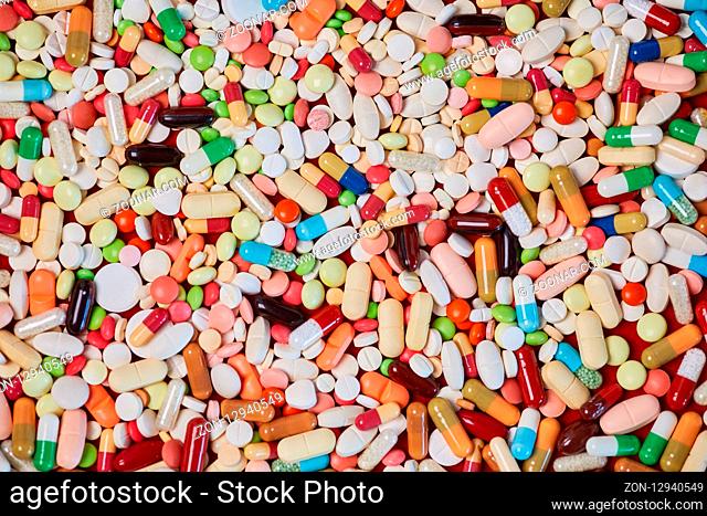 Viele bunte Pillen Tabletten und Medikamente als Medizin Hintergrund