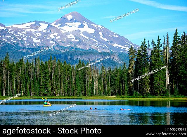 USA, Oregon, Central, Cascades, Scott Lake wth South Sister volcano