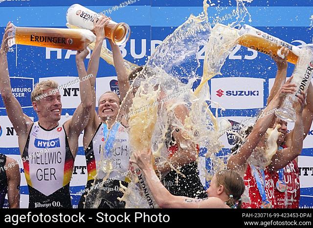 16 July 2023, Hamburg: Triathlon: ITU World Triathlon Series/World Championship, Mixed. The new team world champions from Team Germany Tim Hellwig (l)