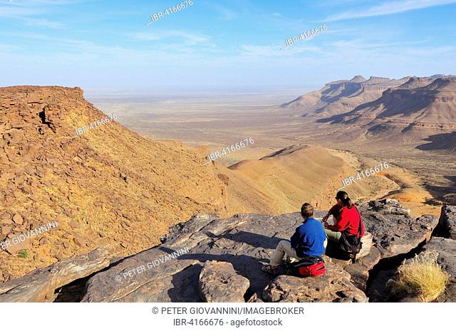 Tourists admiring mountain scenery at Amogjar pass, Atar, Adrar Region, Mauritania