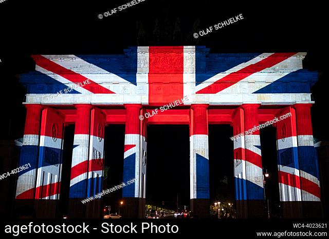 Berlin, Germany, Europe - One day after the death of Queen Elizabeth II, the German capital expresses its mourning and illuminates the Brandenburg Gate in the...