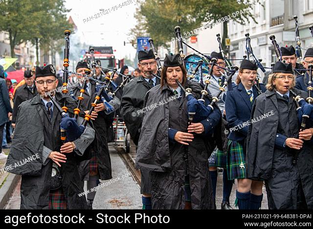 21 October 2023, Bremen: Participants of the parade at the 988th Bremen Free Market play bagpipes. The market has been held since the year 1035 and extends...