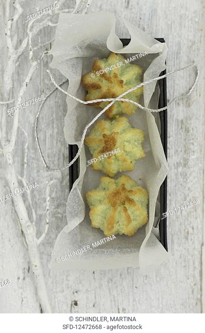 Pistachio and coconut macaroons in a box