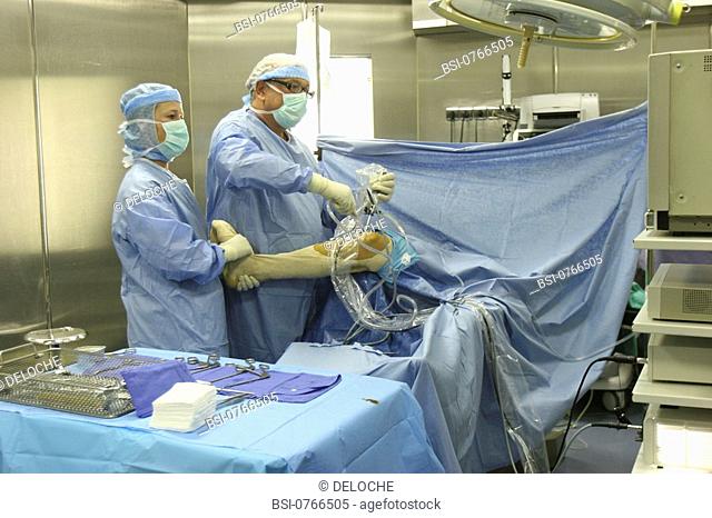 KNEE, ARTHROSCOPY<BR>Photo essay for press only.<BR>Orthopedic surgery unit at the Geoffroy Saint-Hilaire clinic in Paris. Knee arthroscopy