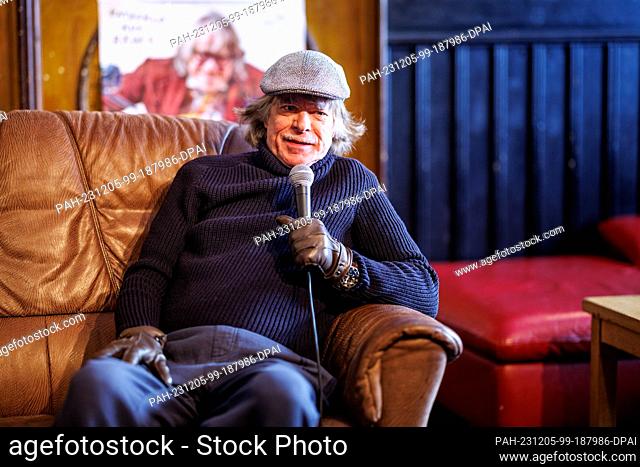 05 December 2023, Bavaria, Munich: Helge Schneider, German musician and entertainer, sits on a sofa at a press conference entitled ""Künstliche Intilligens bei...