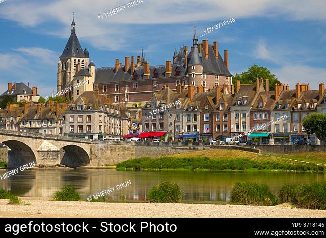 France, Loiret (45), Gien, old bridge also called Anne-de-Beaujeu bridge, the old town and the castle of Gien on the banks of the Loire river